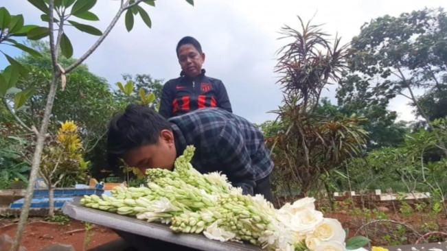 Maula Akbar didampingi sang ayah, Dedi Mulyadi, berziarah ke makam ibu kandungnya. [YouTube]